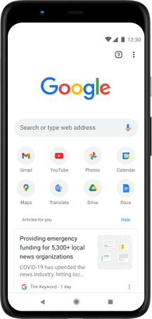 Pixel 4 XL-telefon med skärm som visar sökfältet i Google.com, favoritappar och rekommenderade artiklar.